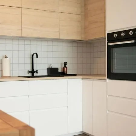 Stylish Urban With Parking Spot Pozsony